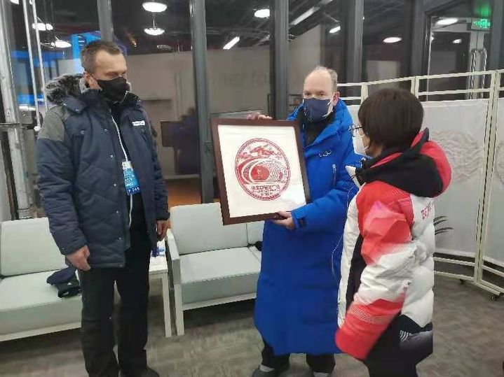 摩納哥親王、薩馬蘭奇為他們點贊！冬奧頒獎廣場上這些身影值得銘記