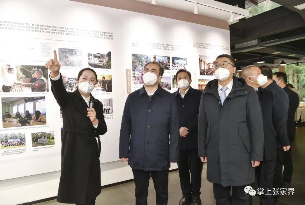圖為領(lǐng)導(dǎo)嘉賓共同參觀成長(zhǎng)記憶展。全媒體記者 邵穎 攝