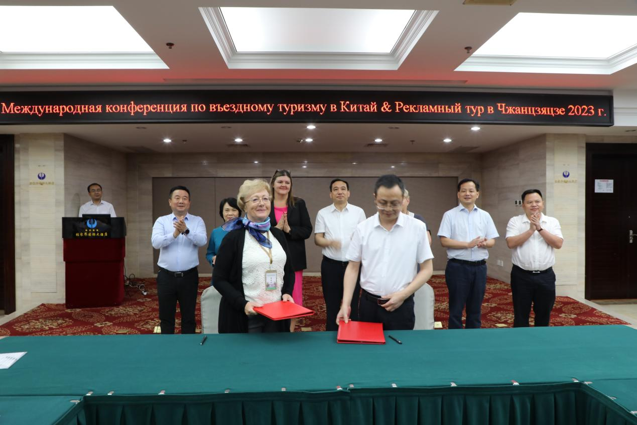 俄羅斯旅行社代表與市中旅公司簽訂旅游接待協(xié)議。