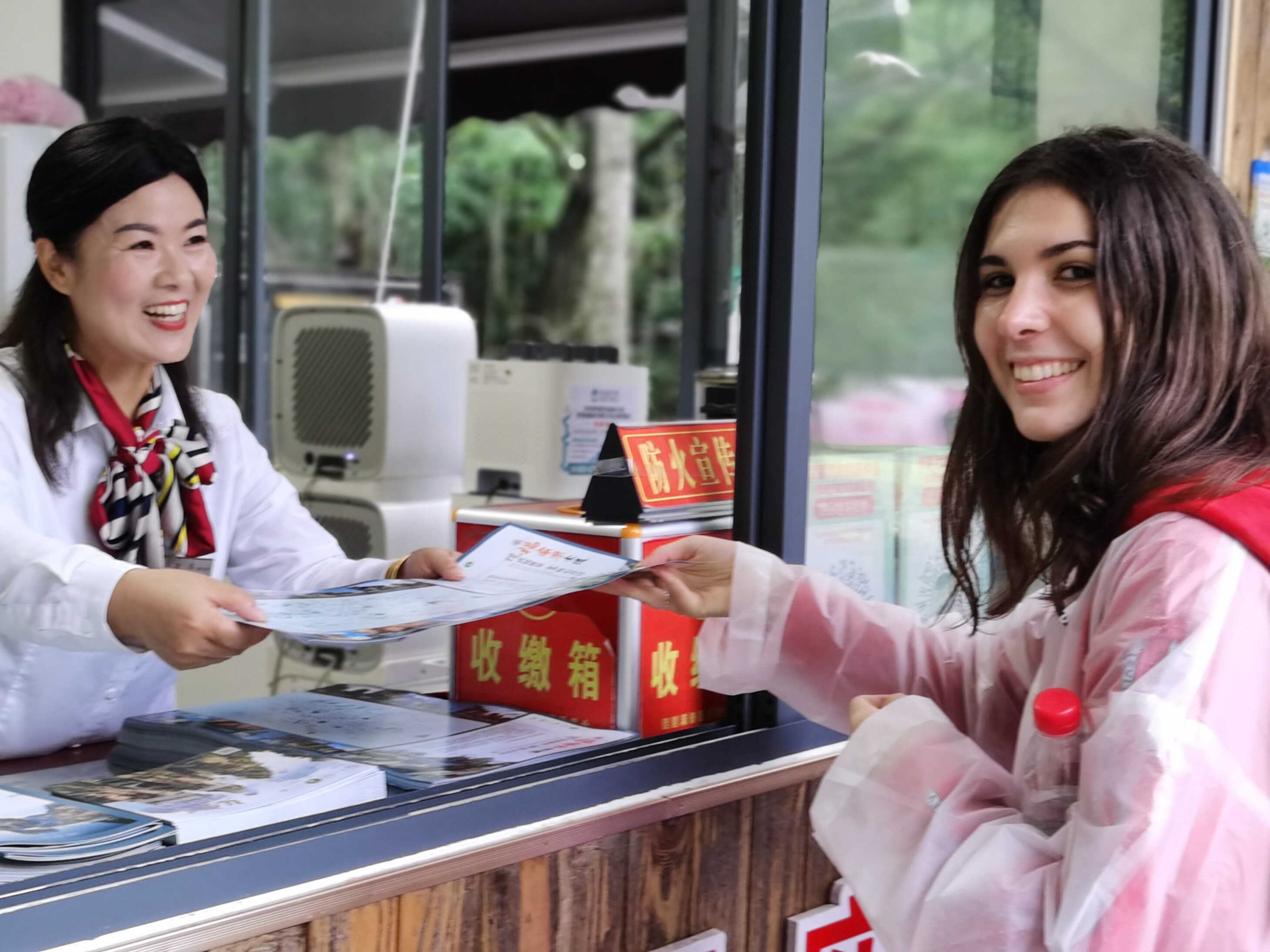 10月1日上午，張家界國家森林公園老磨灣咨詢臺黨員，微笑為游客提供服務(wù)。張娜 攝