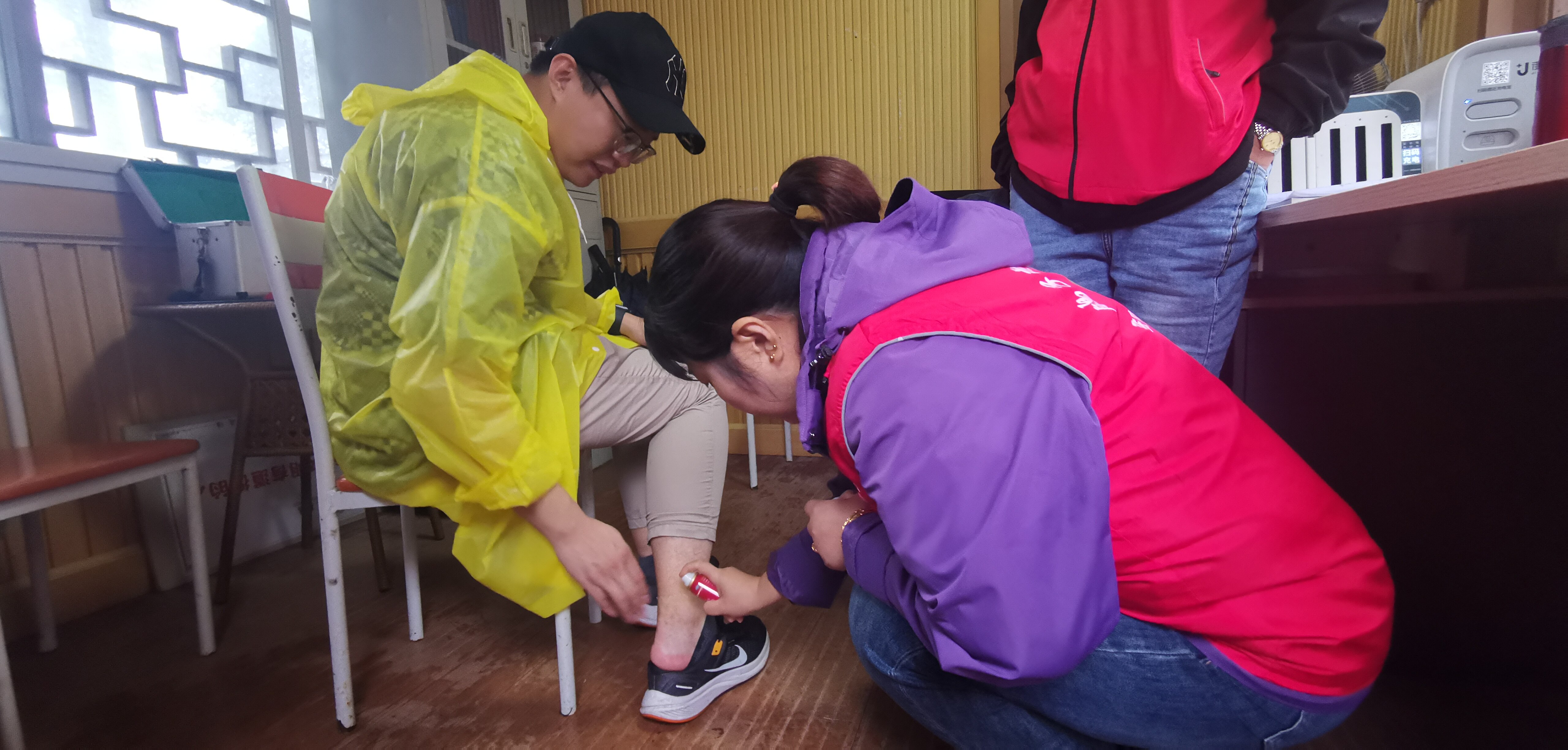 袁家界景區(qū)咨詢臺工作人員為游客處理傷口。張君 攝